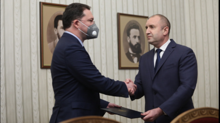 Президентът връчи мандата на ГЕРБ-СДС за съставяне на правителство (ВИДЕО)